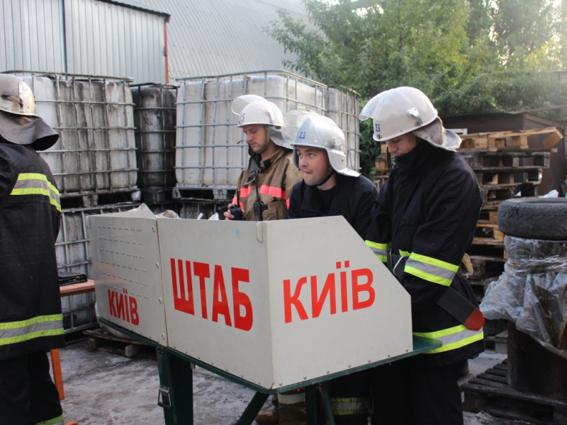 В Києві сталася пожежа на складі